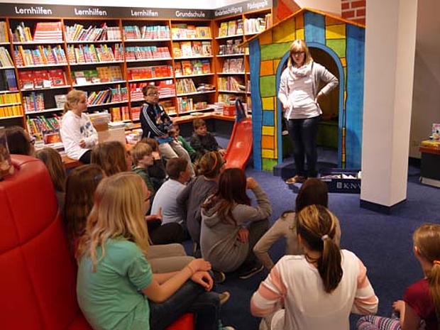 Schüler besuchen Buchhandlung